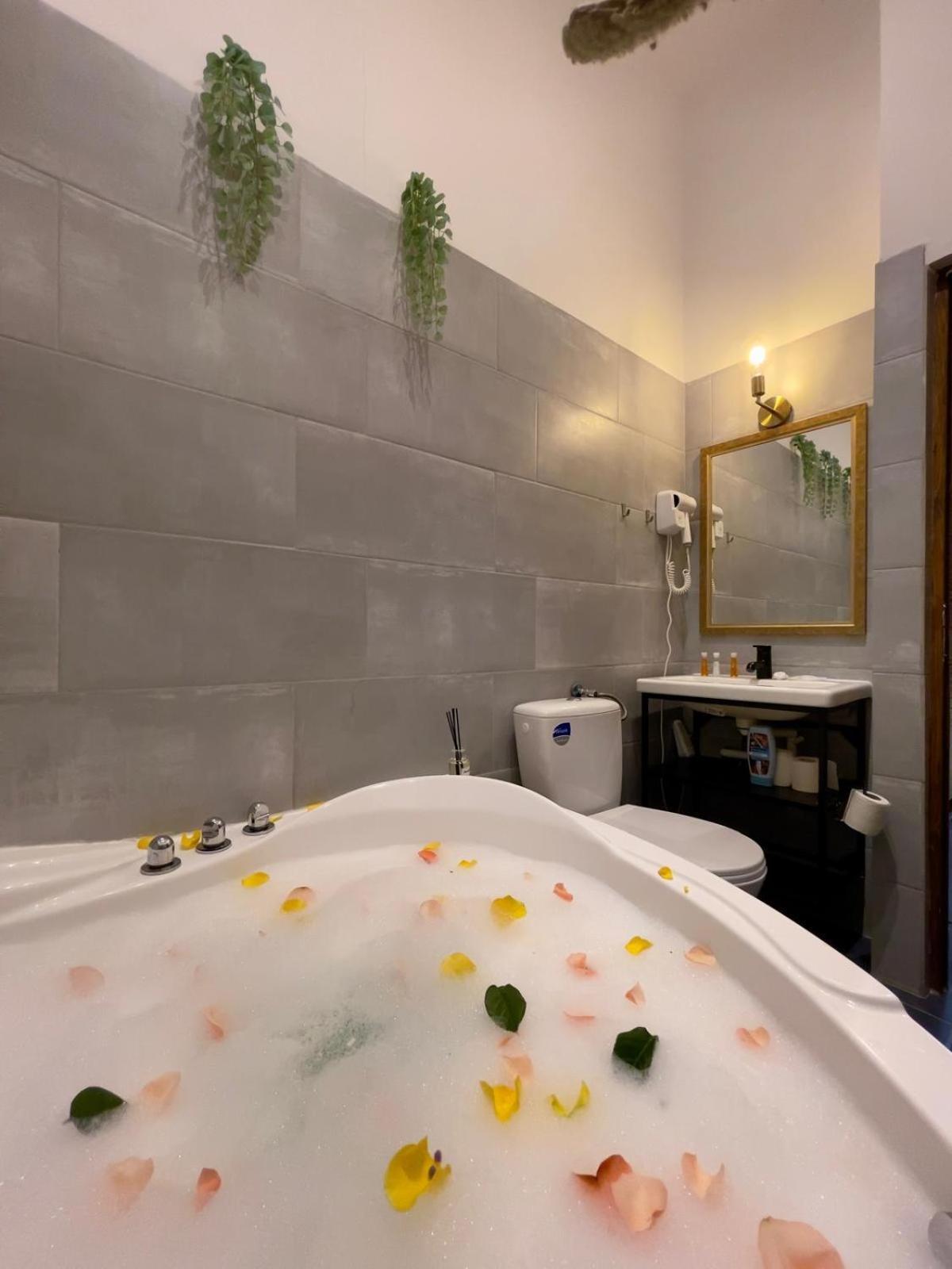 Old Town Jacuzzi Studio بوخارست المظهر الخارجي الصورة